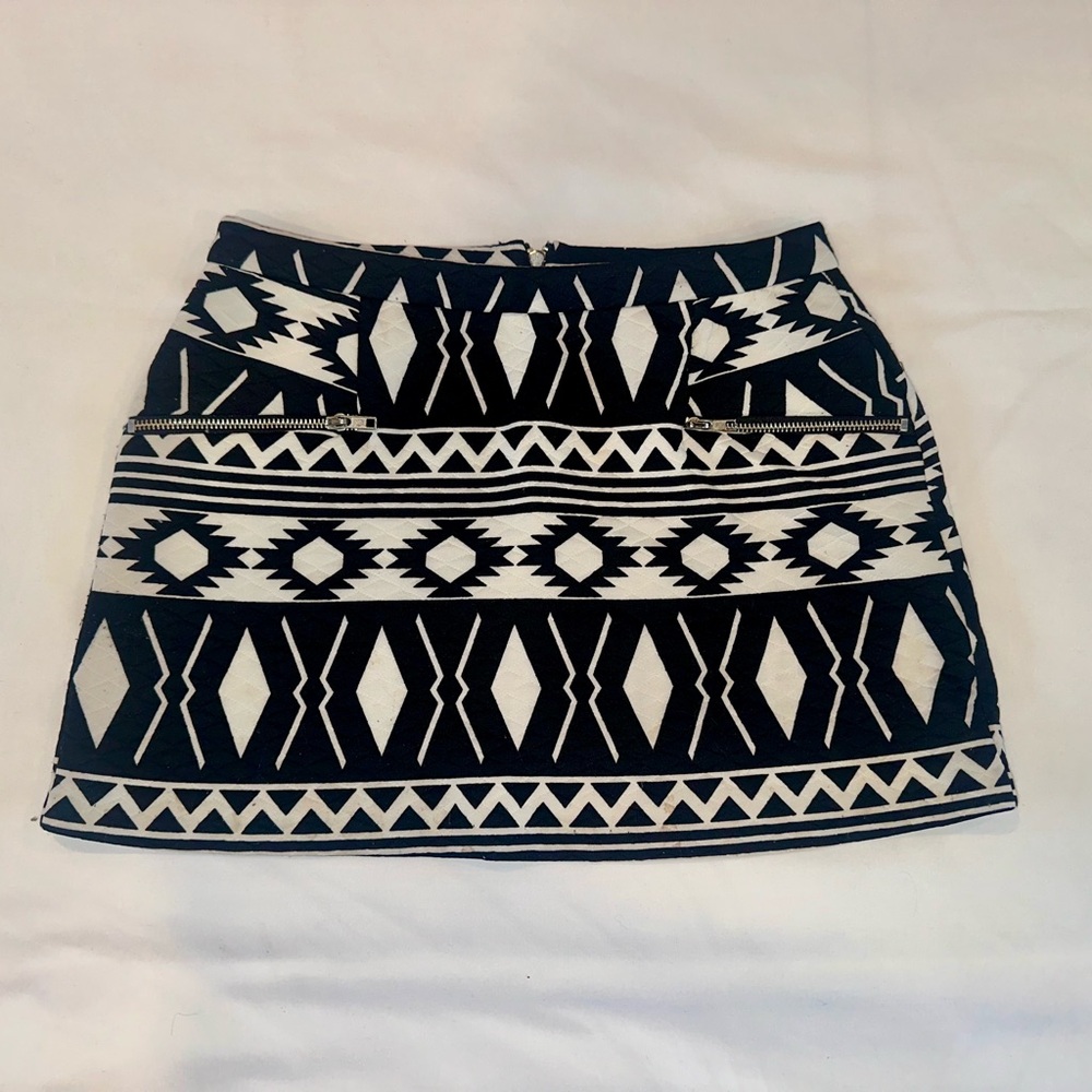 AQUA black and off white patterned mini skirt